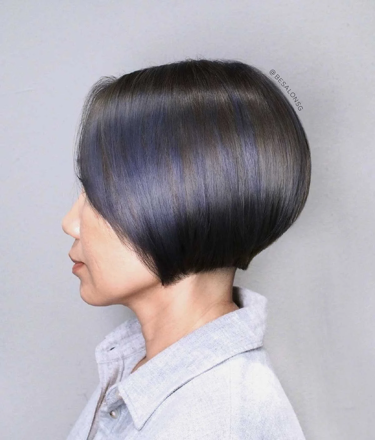 6. Ultra Violet Highlights on Ash Gray
A combination of colours which portrays deep sincerity and wisdom, this creative hair colour design is absolutely suitable for strong and capable women. Very empowering!