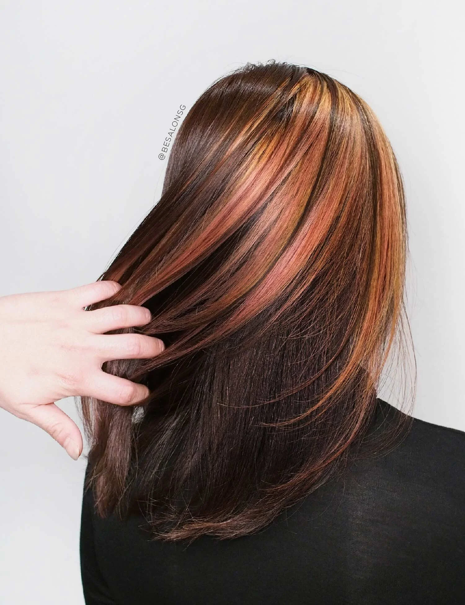 As most of his customers are working professionals, he is highly-experienced in designing colours and incorporating colouring techniques that are office-appropriate.