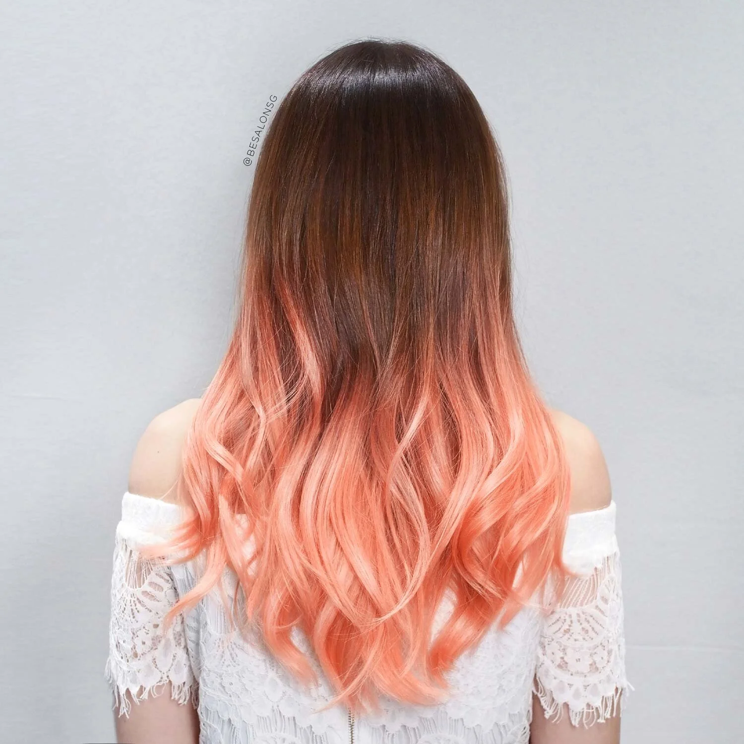  Soft Coral Contrast Add a little fun to your chocolate brown hair colour with a complementary colour like coral! This balayage brings so much warmth and energy to an otherwise boring brown shade. The lighter shade also helps to bring softness into the entire hairstyle.