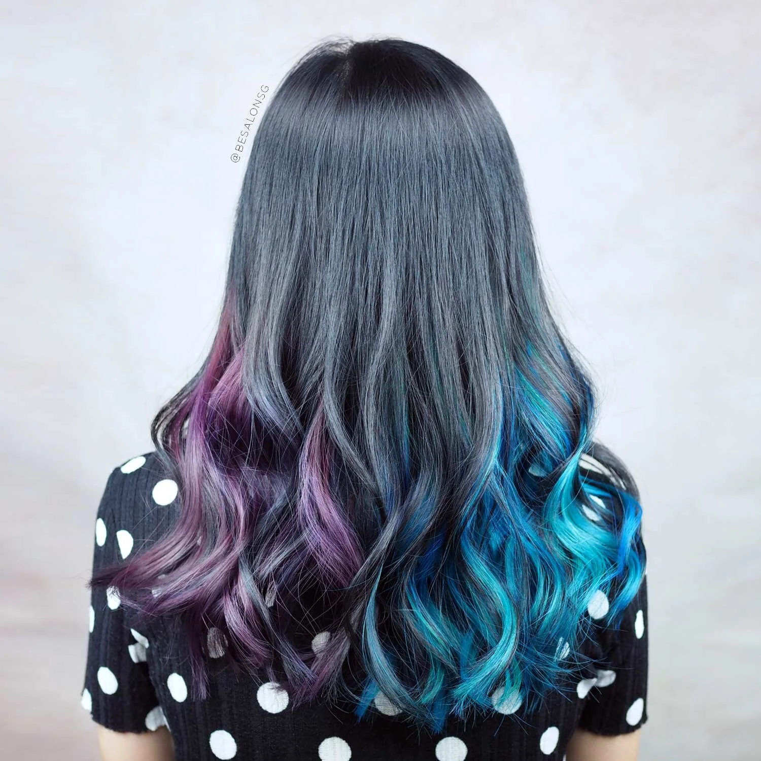 Equal Halves The half-half contrast that blends horizontally makes the hairstyle look edgy and bold. Choose colours that are analogous to create a gradient transition, or complementary colours to achieve a high contrast that pops.