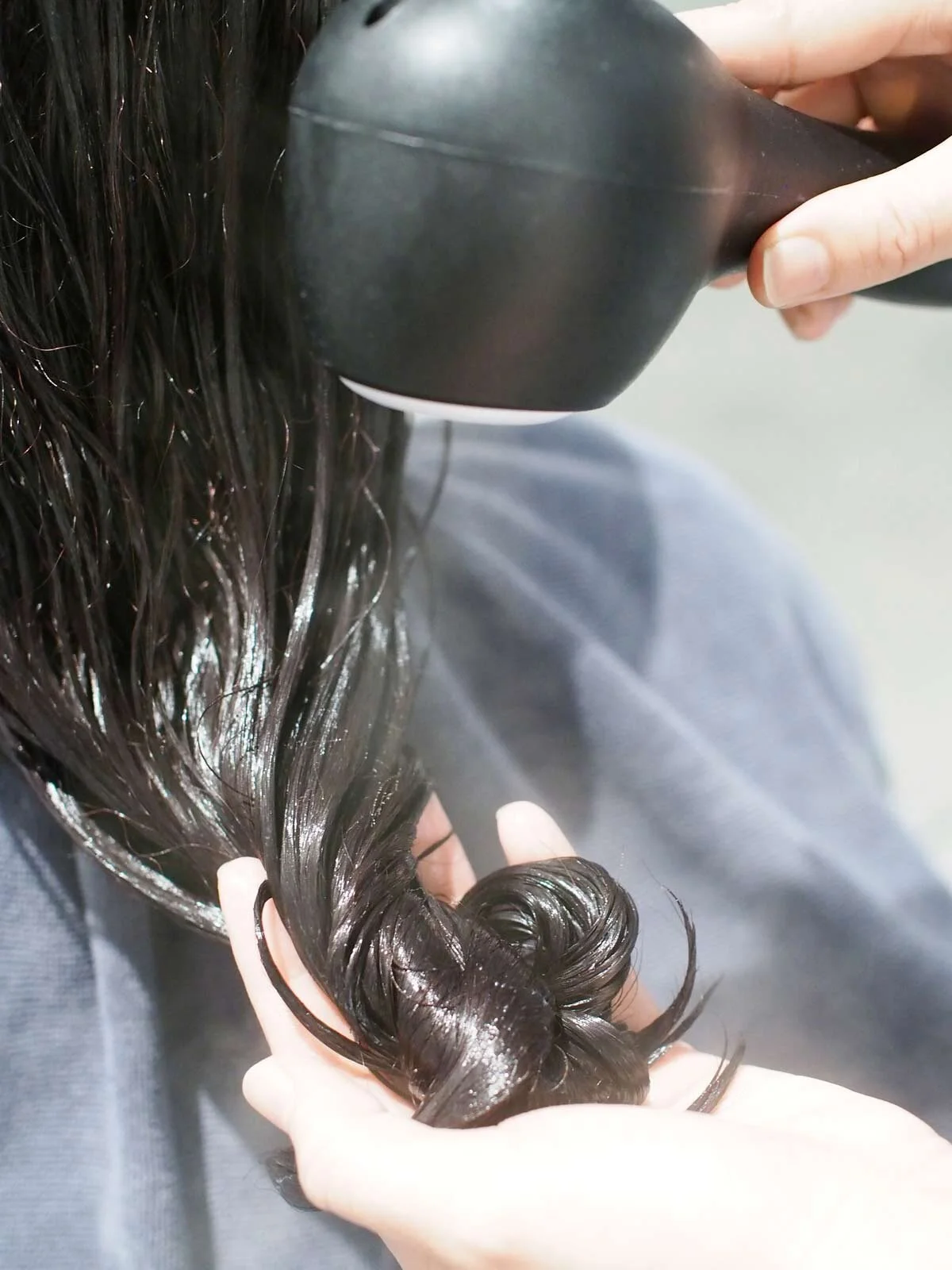 As the ends of your hair is always the driest portion, our professional hair specialists will usually spend more time to care for the lower half of your hair. 